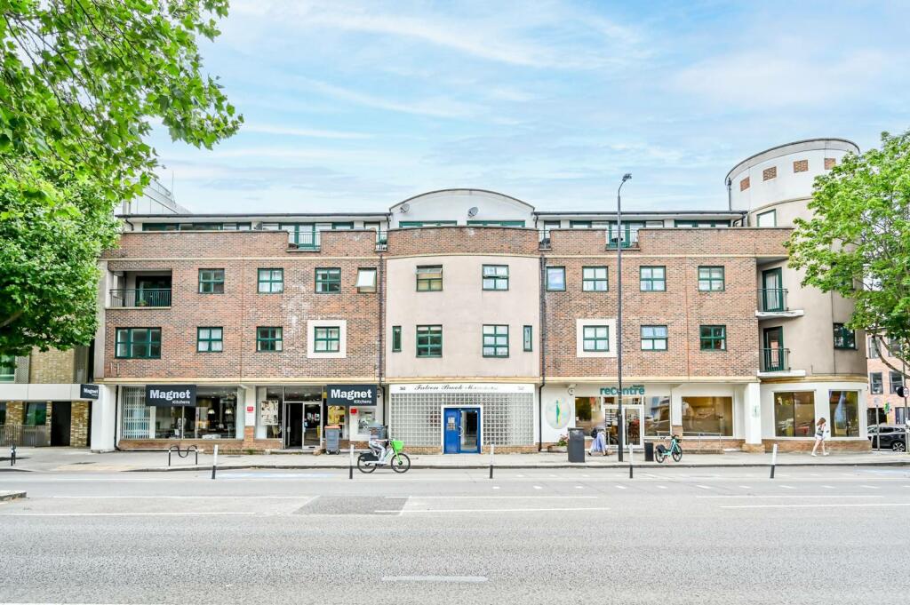 3 bedroom flat for sale in Balham High Road, Balham, London, SW17