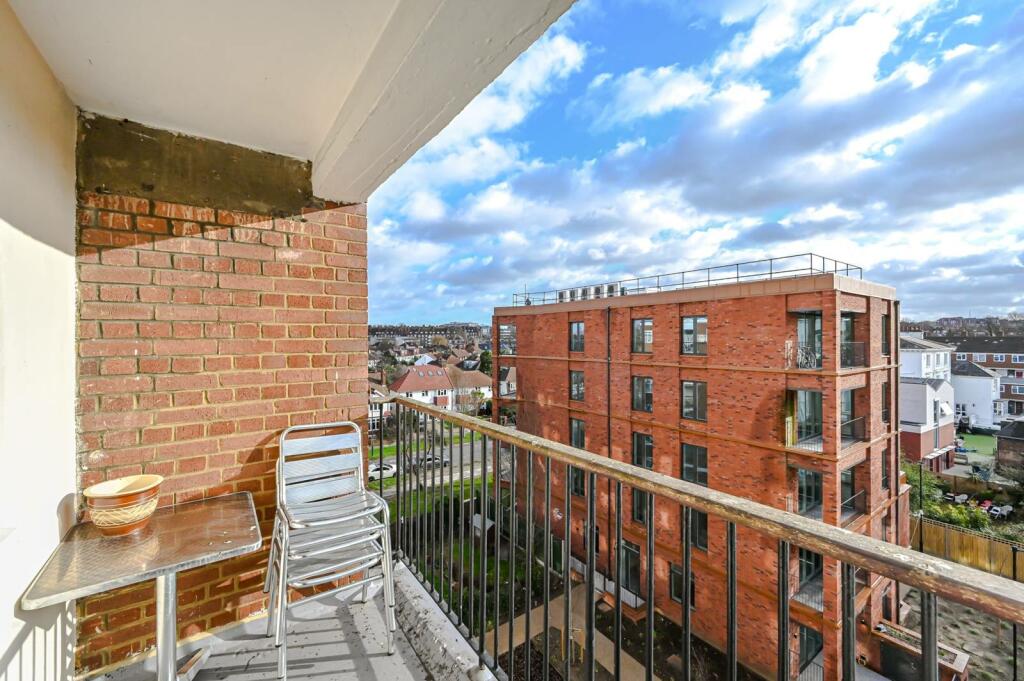 2 bedroom flat for sale in Hydethorpe Road, Balham, London, SW12