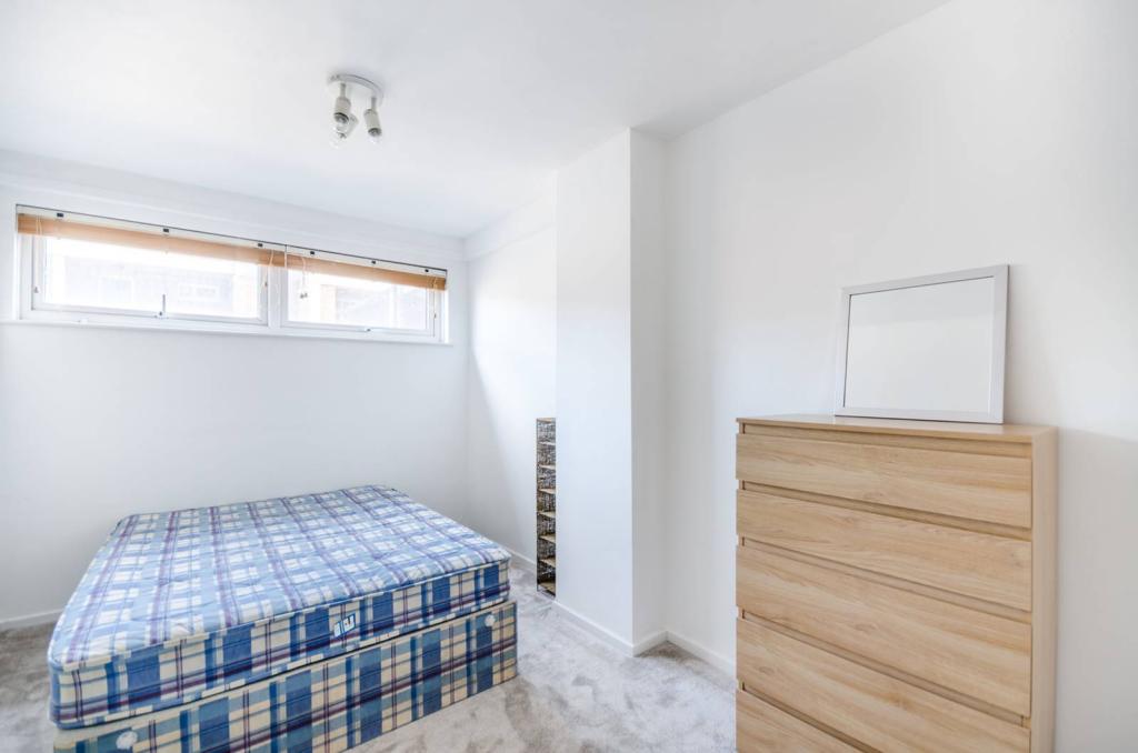 2 bedroom flat for sale in Larch Close, Balham, London, SW12