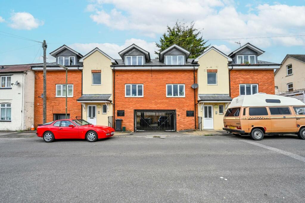 1 bedroom flat for sale in Barrack Road, Stoughton, Guildford, GU2