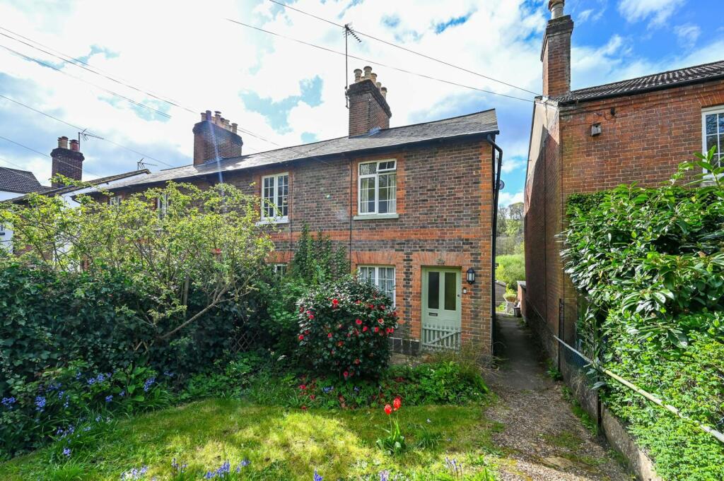 2 bedroom house for sale in Peperharow Road, Godalming, GU7