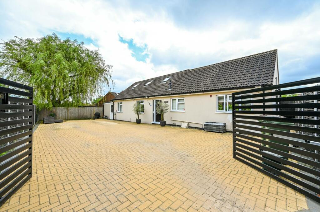 4 bedroom detached house for sale in Clay Lane, GU4, Jacobs Well