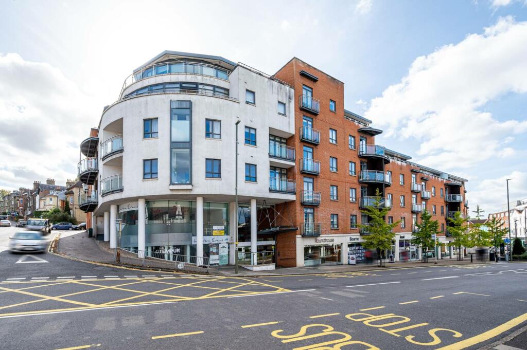 3 bedroom flat for sale in Epsom Road, Guildford, GU1