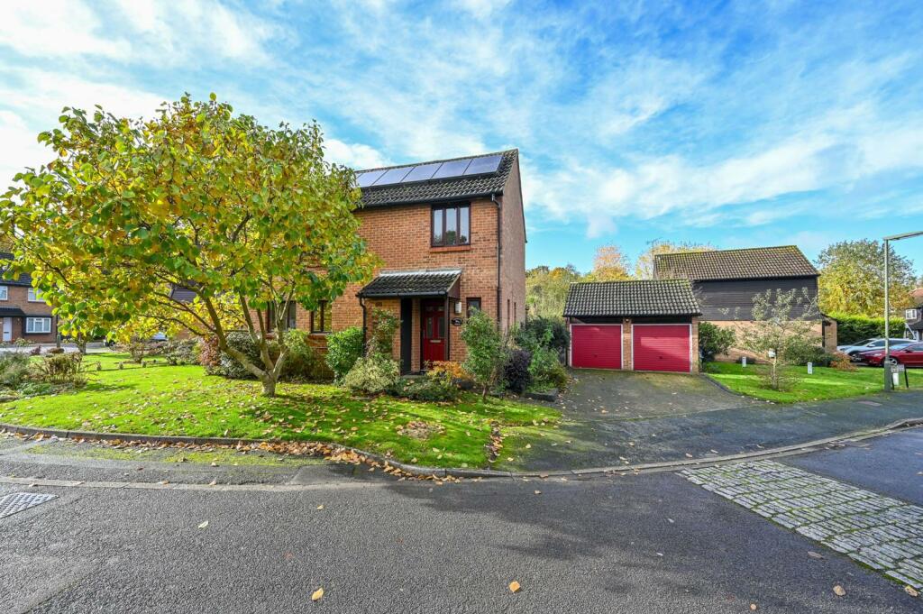 3 bedroom house for sale in Fenwick Close, Goldsworth Park, Woking, GU21