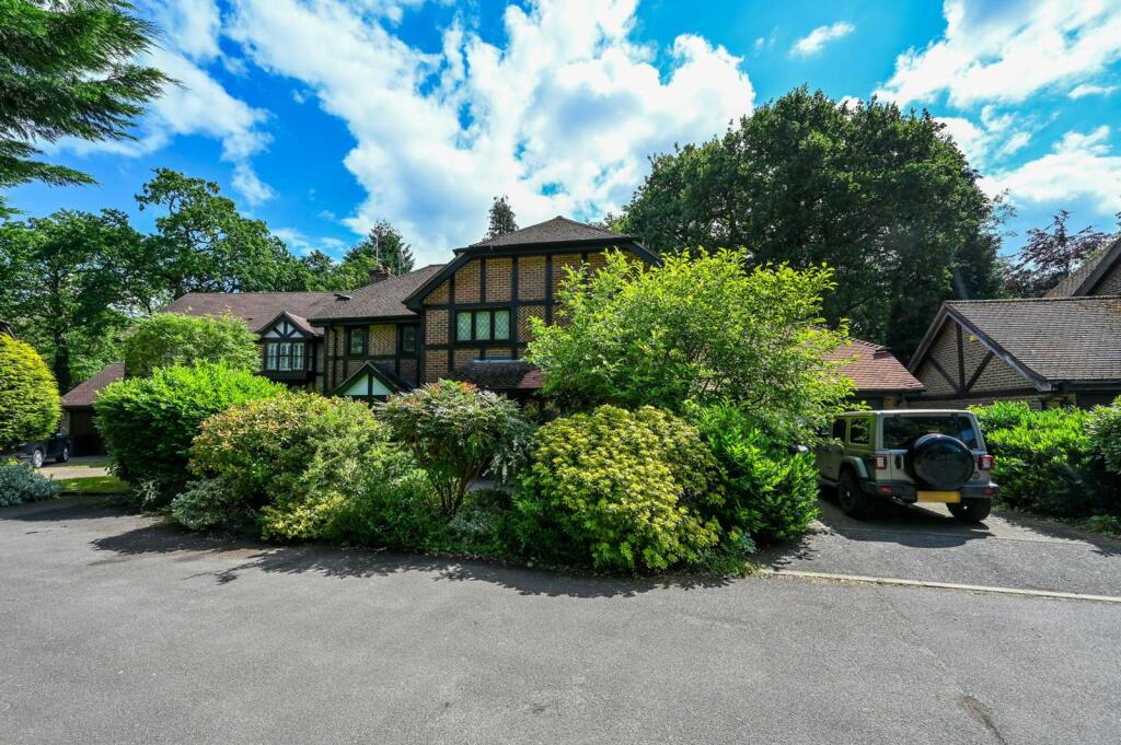 5 bedroom detached house for sale in Dartnell Court, West Byfleet, KT14