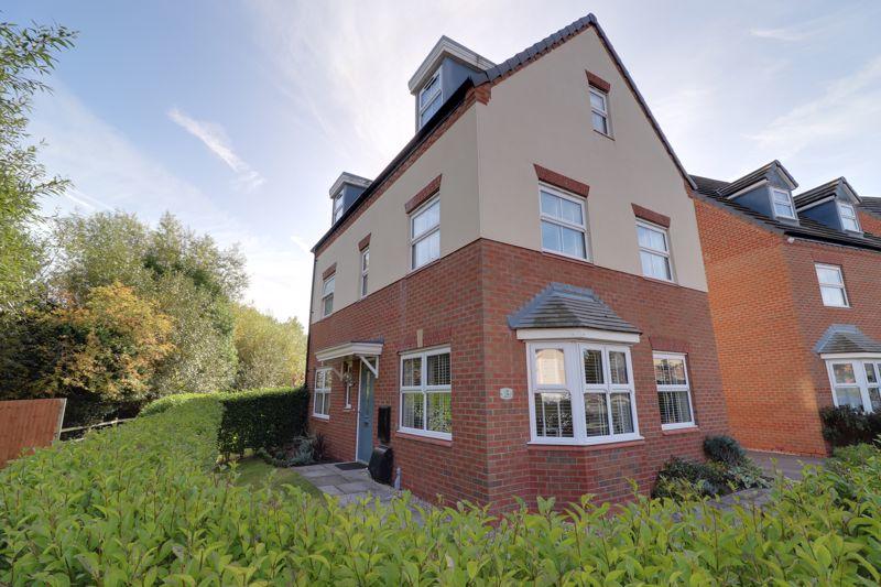 4 bedroom detached house for sale in Sandpiper Drive, Doxey, Stafford, ST16