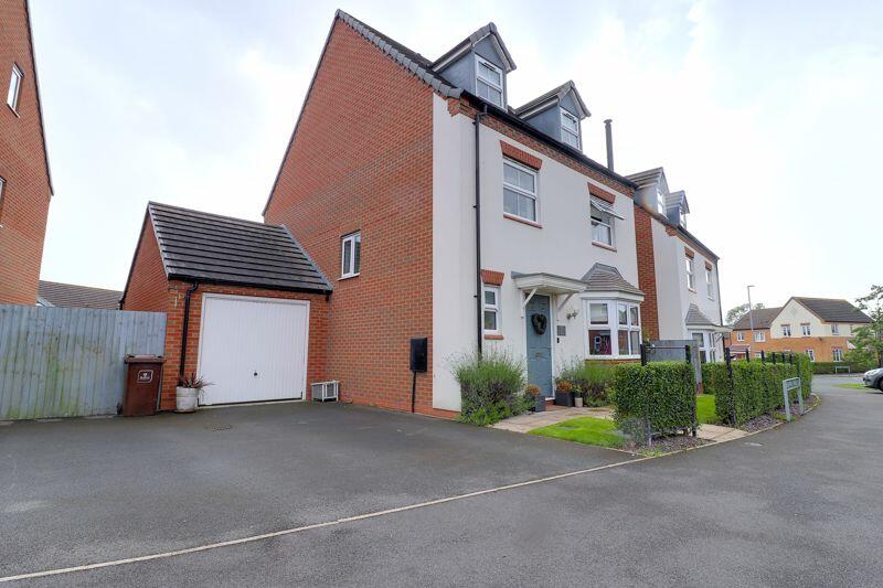 5 bedroom detached house for sale in Sandpiper Drive, Doxey, Stafford, ST16