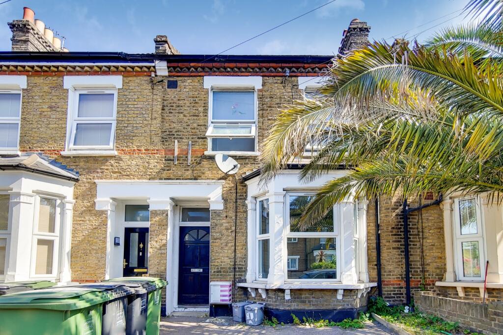 2 bedroom flat for rent in Engleheart Road, Catford, London, SE6