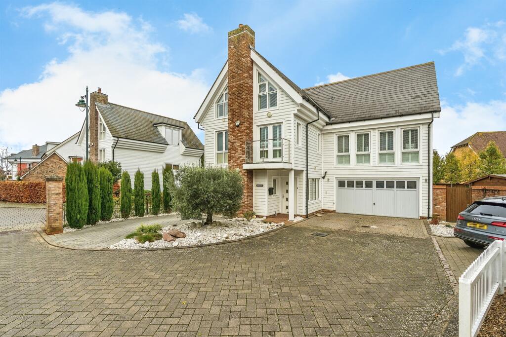 4 bedroom detached house for sale in Rougemont, Kings Hill, West