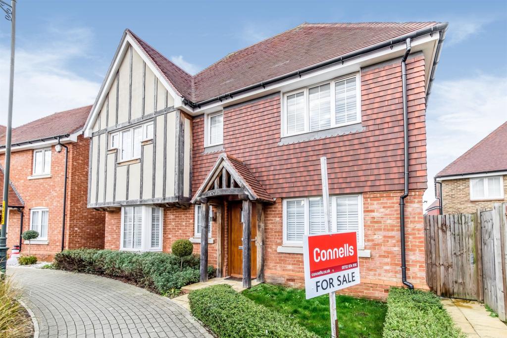 4 bedroom detached house for sale in Beacon Avenue, Kings Hill, West