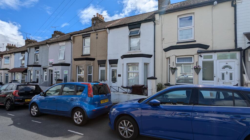 4 bedroom terraced house for sale in Baden Road, Gillingham, ME7