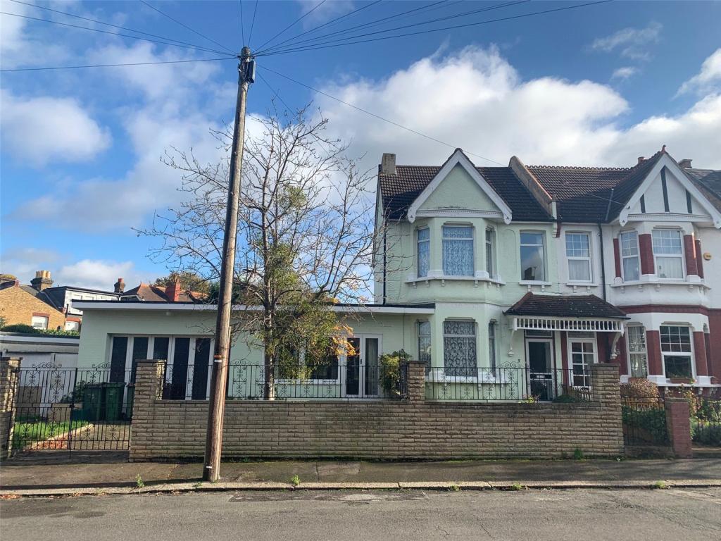 4 bedroom semidetached house for sale in Taylor Road, Wallington, SM6