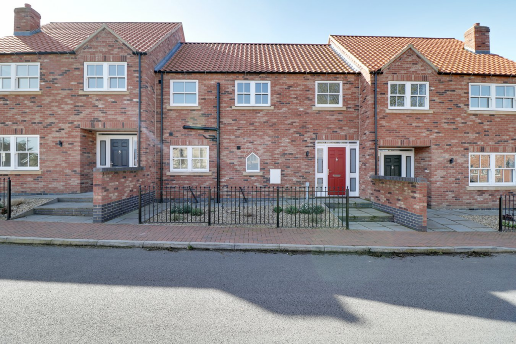 3 bedroom terraced house for sale in Church Street, Crowle, DN17