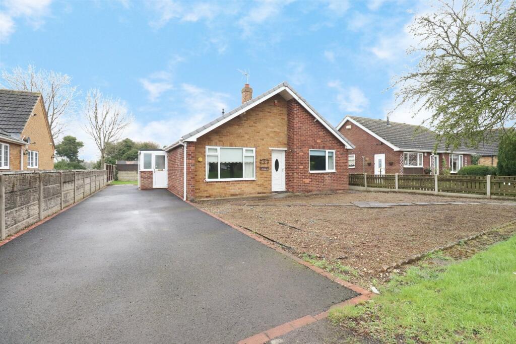 3 bedroom detached bungalow for sale in West End Road, Epworth
