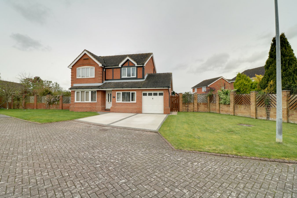 4 bedroom detached house for sale in St James Close, Crowle, Scunthorpe, DN17