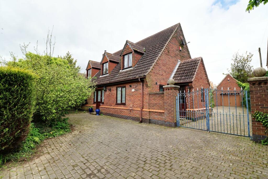 3 bedroom detached house for sale in Commonside, Crowle, DN17