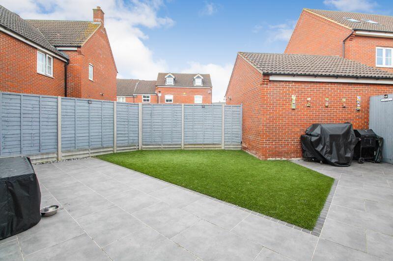 4 bedroom end of terrace house for sale in Langlands Road, Bedford, MK41