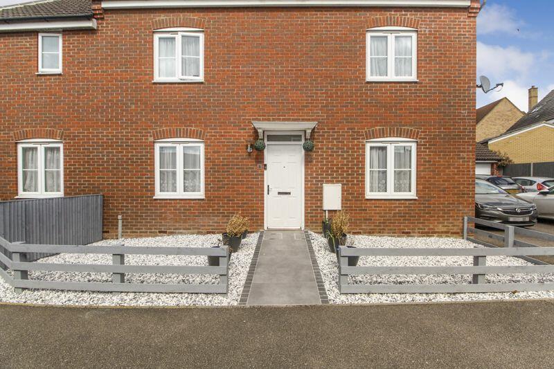 4 bedroom end of terrace house for sale in Langlands Road, Bedford, MK41