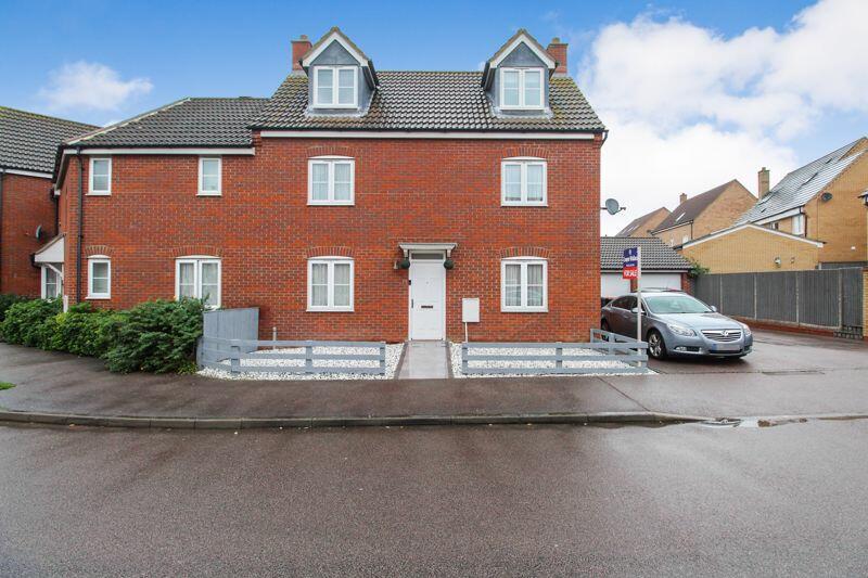 4 bedroom end of terrace house for sale in Langlands Road, Bedford, MK41