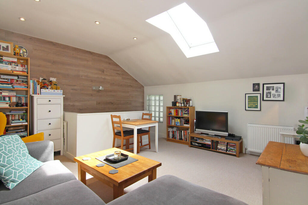 1 bedroom apartment for sale in Strathmore Road, Teddington, TW11