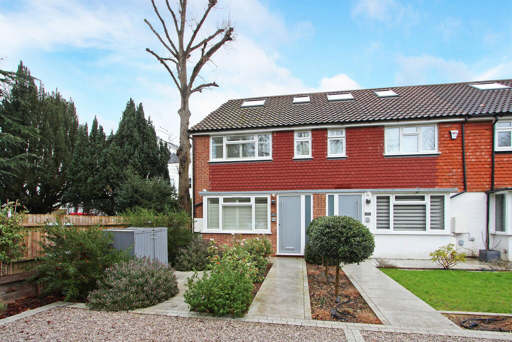 3 bedroom end of terrace house for sale in Cambridge Park, Twickenham, TW1