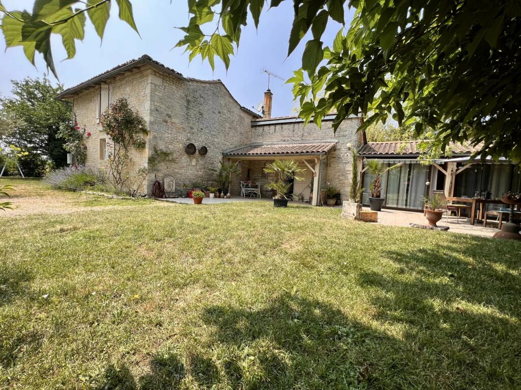 4 bedroom house for sale in Poitou-Charentes...