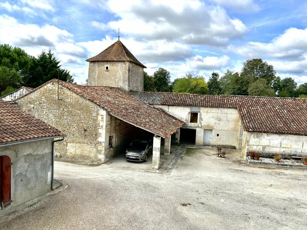 6 bedroom house for sale in PoitouCharentes, Charente, Villebois