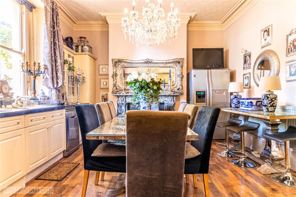 5 bedroom semidetached house for sale in New North Road, Edgerton