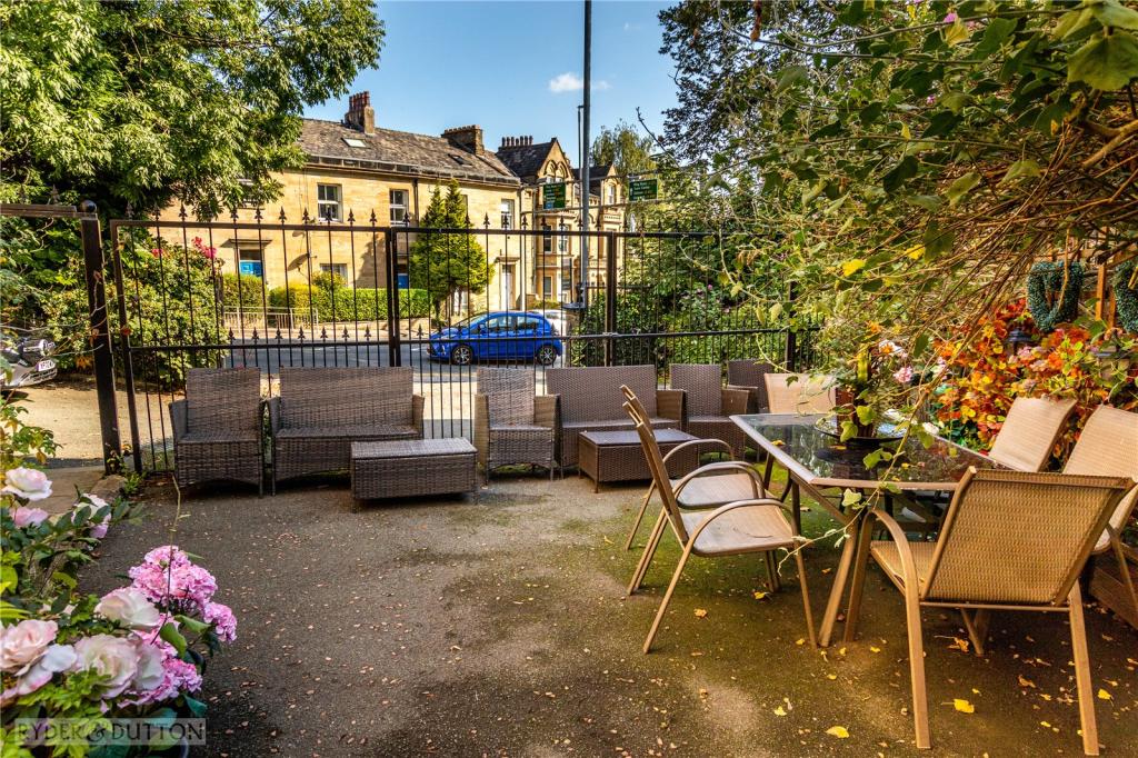 5 bedroom semidetached house for sale in New North Road, Edgerton