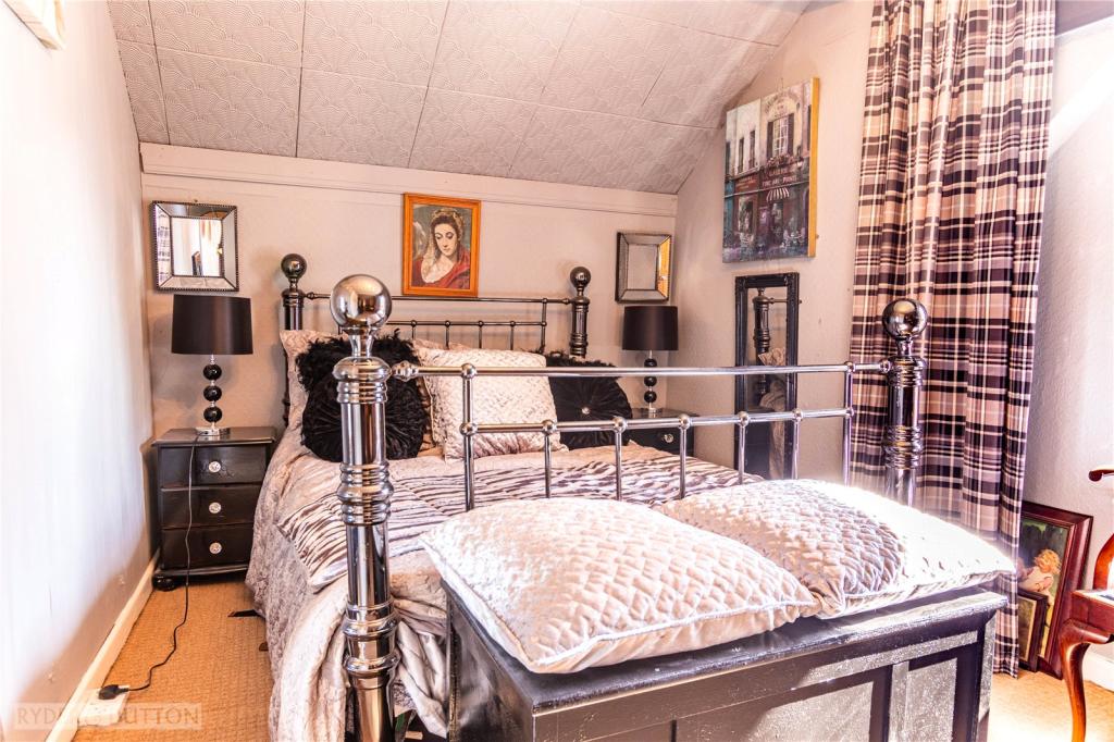 5 bedroom semidetached house for sale in New North Road, Edgerton