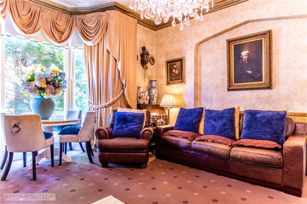 5 bedroom semidetached house for sale in New North Road, Edgerton