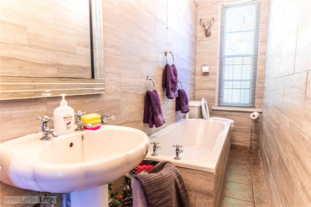 5 bedroom semidetached house for sale in New North Road, Edgerton