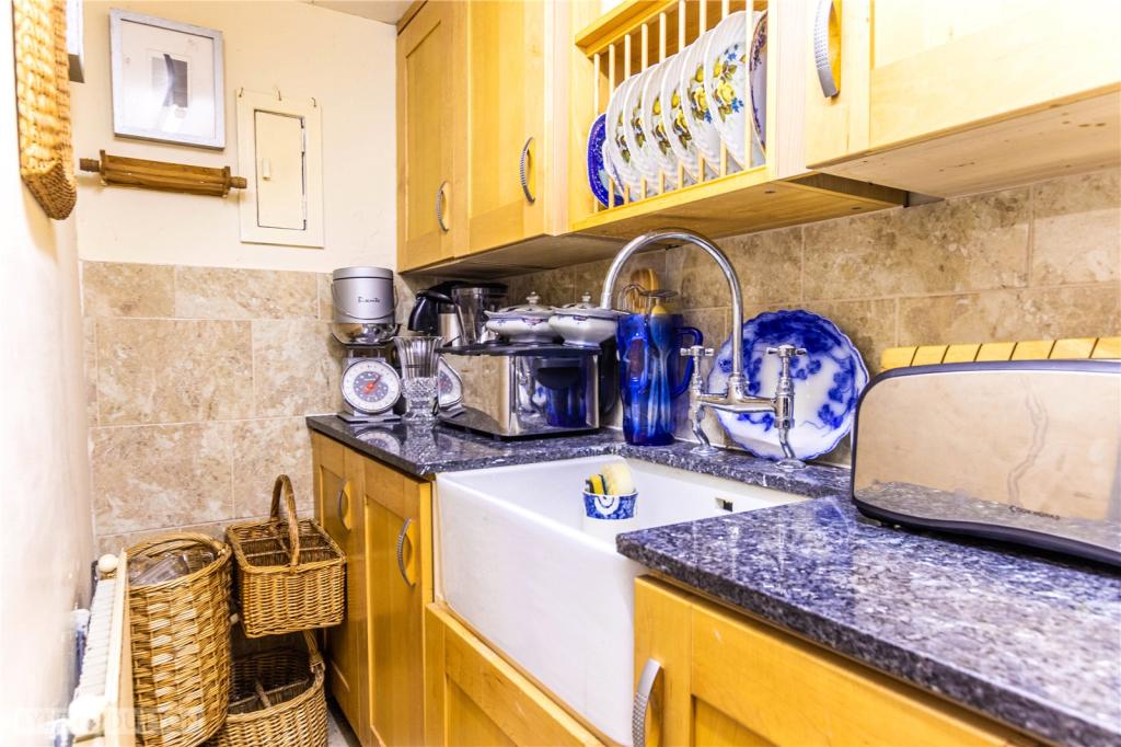 5 bedroom semidetached house for sale in New North Road, Edgerton