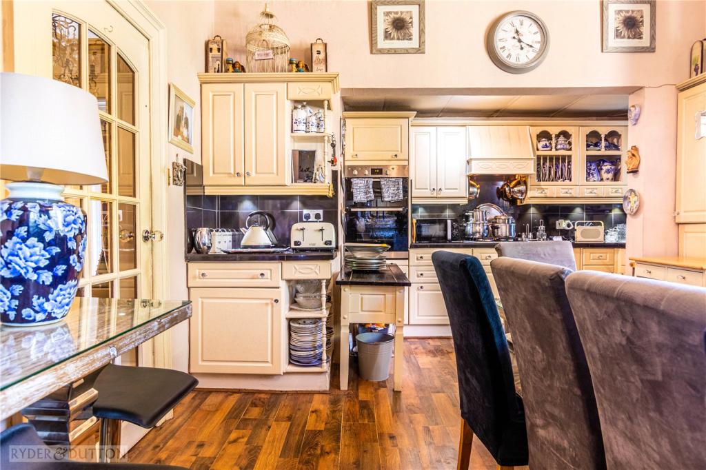 5 bedroom semidetached house for sale in New North Road, Edgerton