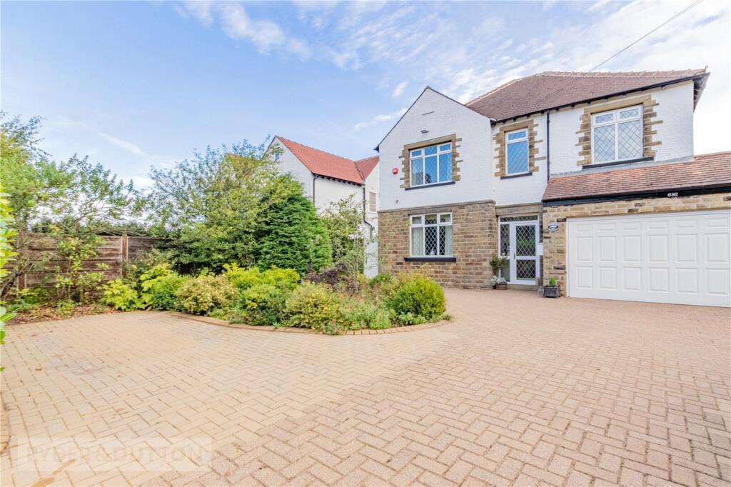 4 bedroom detached house for sale in Bradford Road, Fixby, Huddersfield