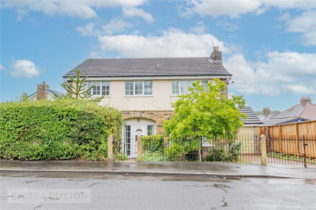 4 bedroom detached house for sale in Broadgate, Almondbury