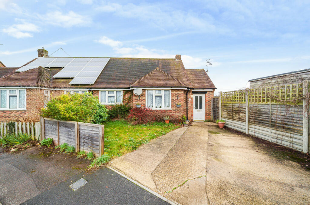 1 bedroom bungalow for sale in Aarons Hill, Godalming, Surrey, GU7