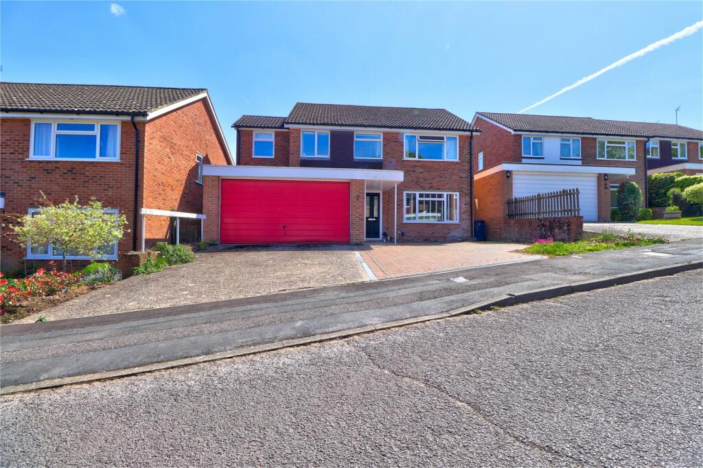 4 bedroom detached house for sale in Chichester Close, Witley