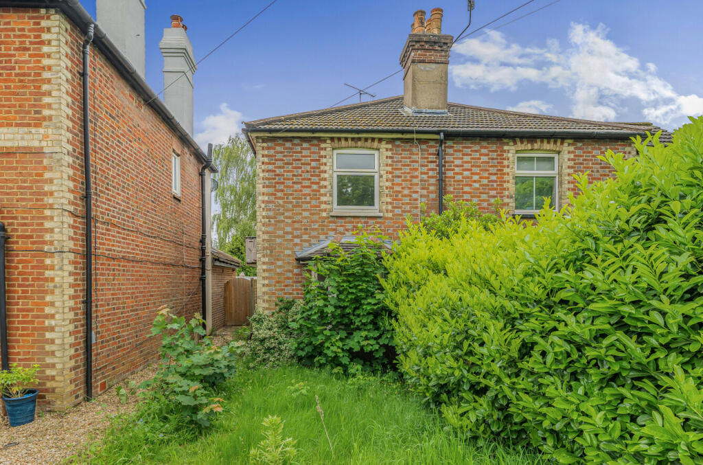 2 bedroom semidetached house for sale in Portsmouth Road, Milford