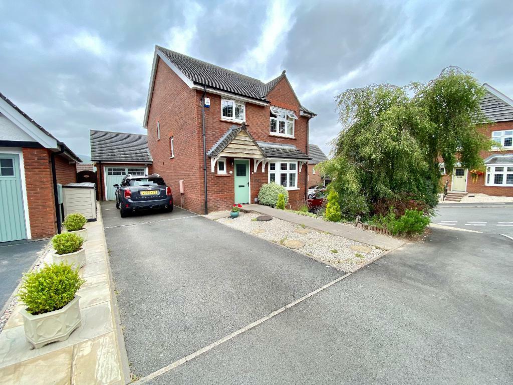 4 bedroom detached house for sale in Heol Y Deri, Cwmbach, Aberdare