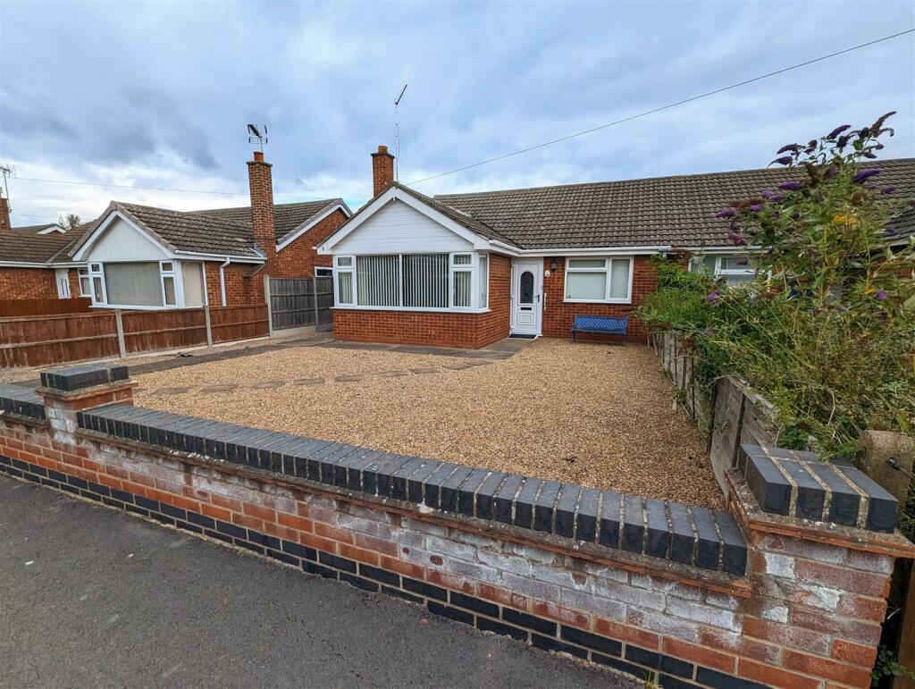 2 bedroom semidetached bungalow for sale in Marquis Avenue, Balderton