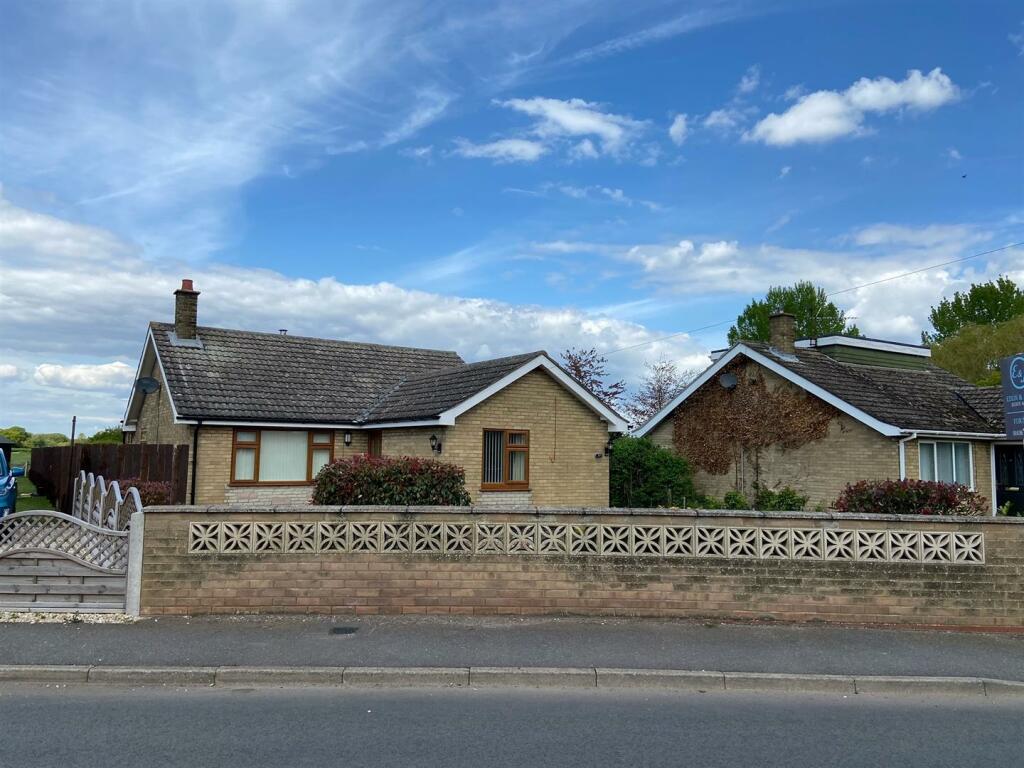 3 bedroom detached bungalow for sale in Eagle Road, North Scarle