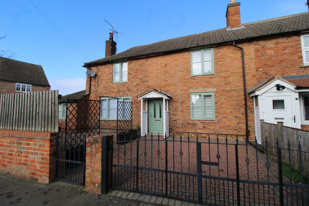 3 bedroom cottage for sale in Woodhill Road, Collingham, NG23