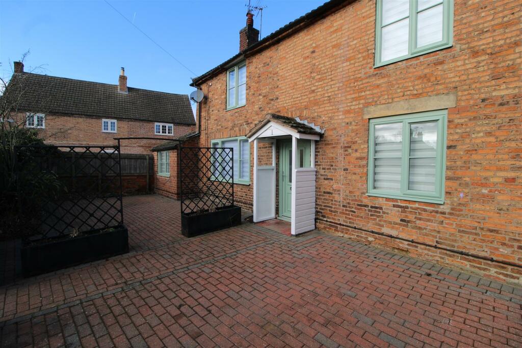 3 bedroom cottage for sale in Woodhill Road, Collingham, NG23
