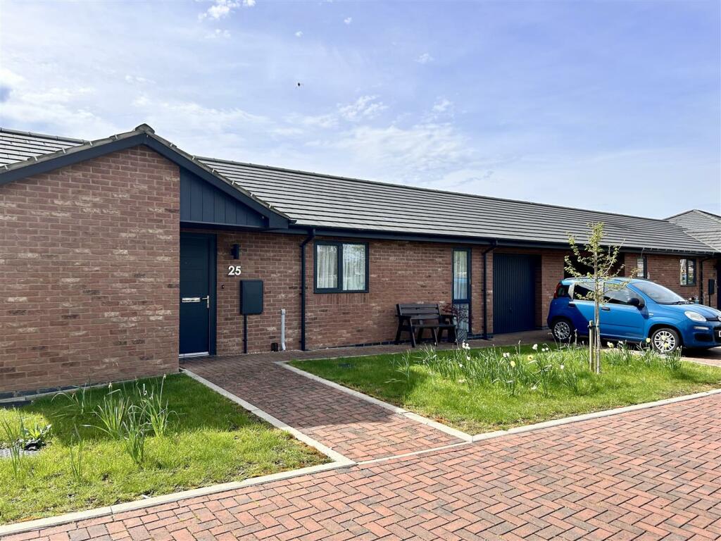 2 bedroom bungalow for sale in The Poppyfields, Collingham, Newark, NG23