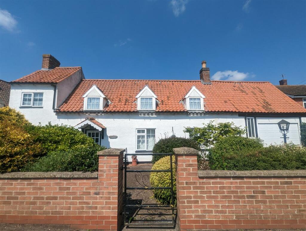 3 bedroom cottage for sale in The Old Costa Row, Long Bennington, Newark, NG23