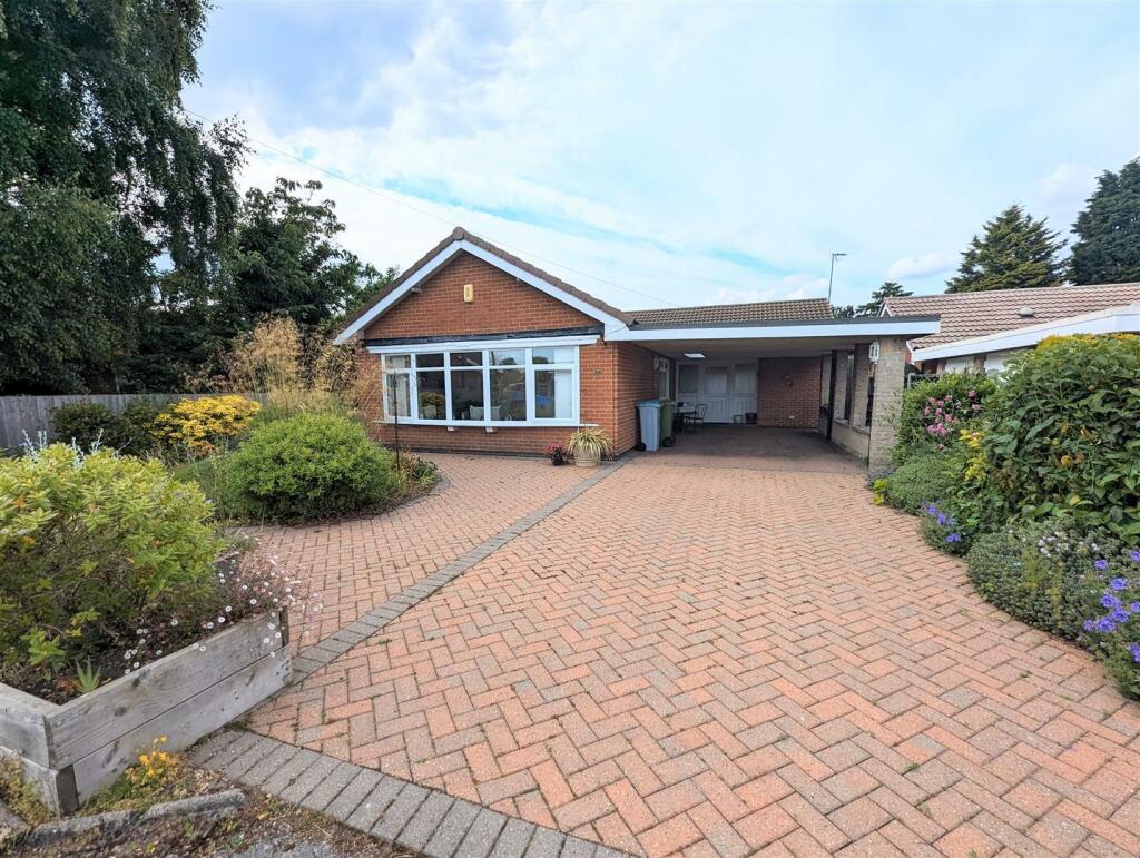 3 bedroom detached bungalow for sale in The Lawns, Collingham, NG23