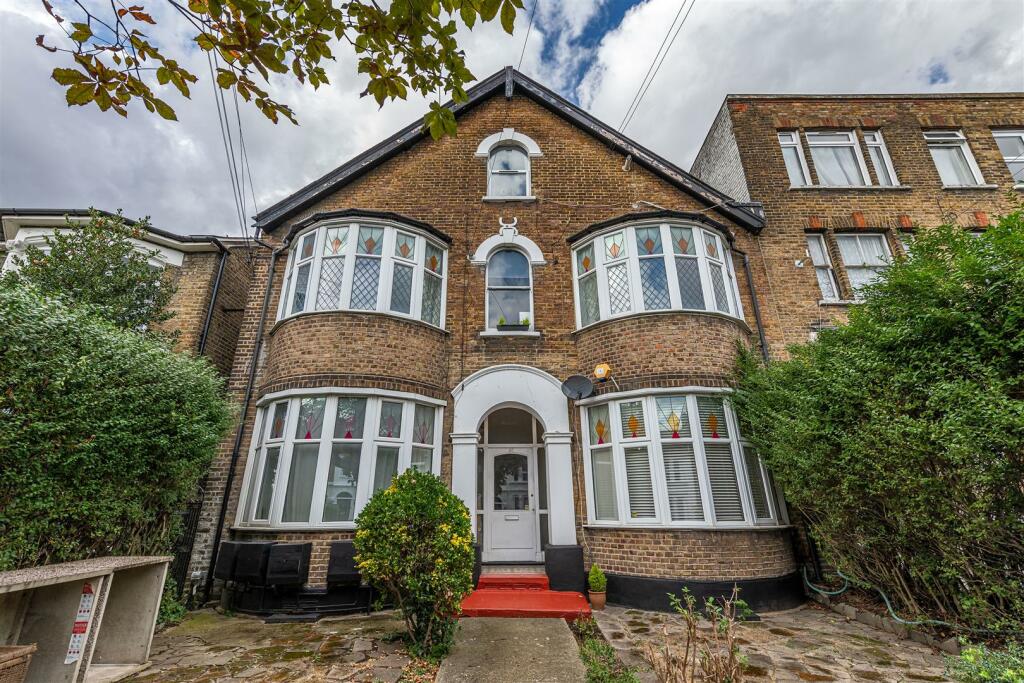 1 bedroom apartment for sale in Wallwood Road, Leytonstone, E11