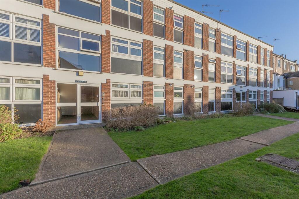 2 bedroom flat for sale in Blake Hall Road, Wanstead, E11