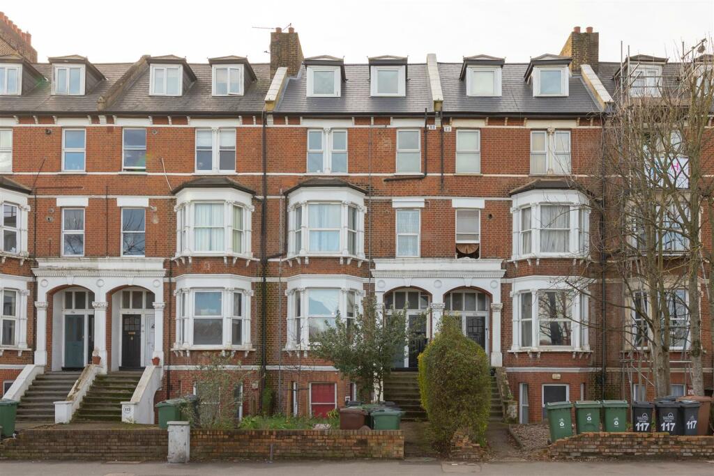 2 bedroom flat for sale in Whipps Cross Road, London, E11